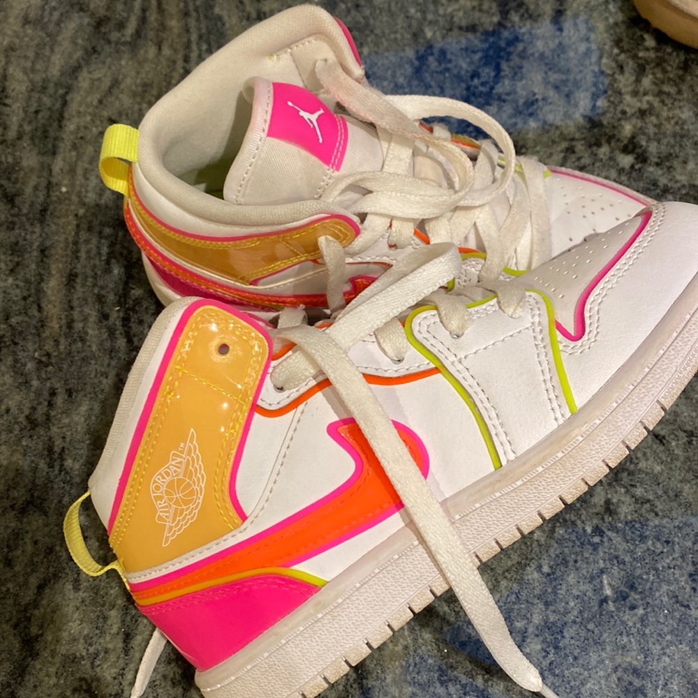 girls air jordan mid!